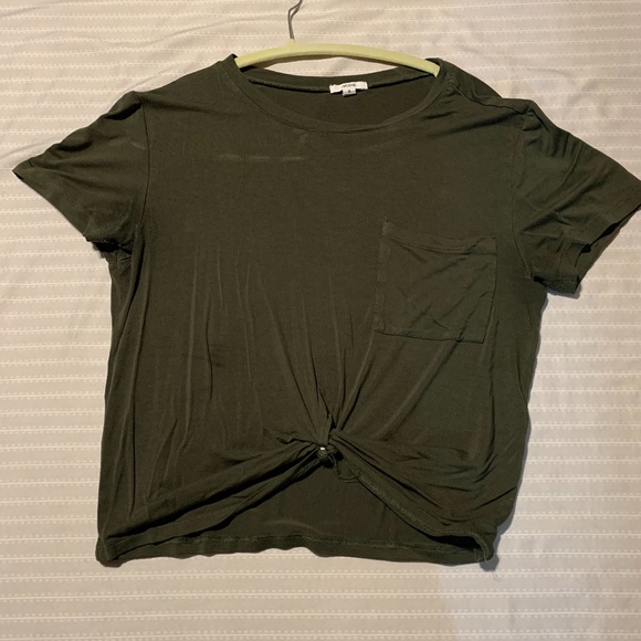 green shorty sleeve crop top with pocket - Picture 1 of 3
